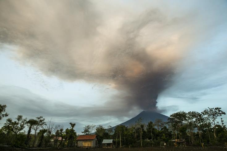 Αναμένεται ηφαιστειακή έκρηξη στην Ινδονησία- Εγκαταλείπουν τα σπίτια τους 40 χιλιάδες κάτοικοι